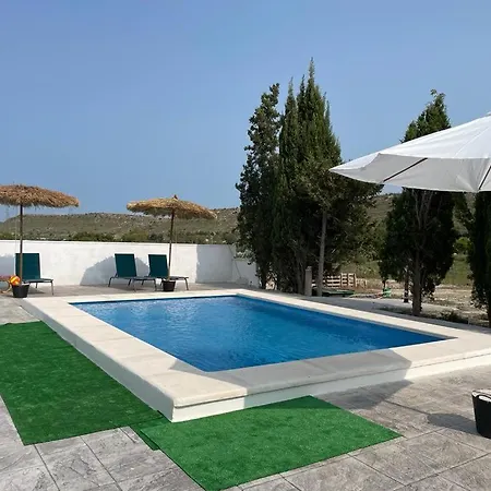Con Piscina Climatizada Y Barbacoa A 10 Km De Alicante Y Playas, 3000 M2 De Terreno Villa