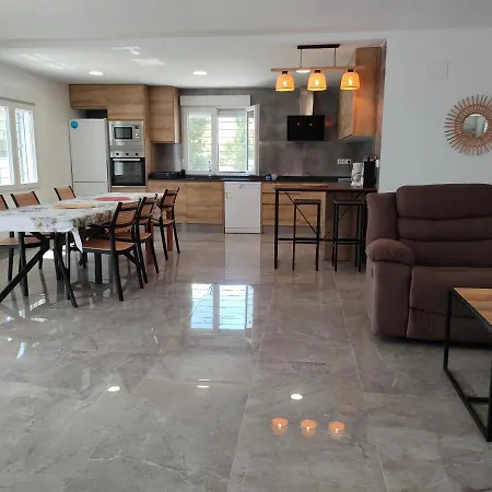 Con Piscina Climatizada Y Barbacoa A 10 Km De Alicante Y Playas, 3000 M2 De Terreno Villa