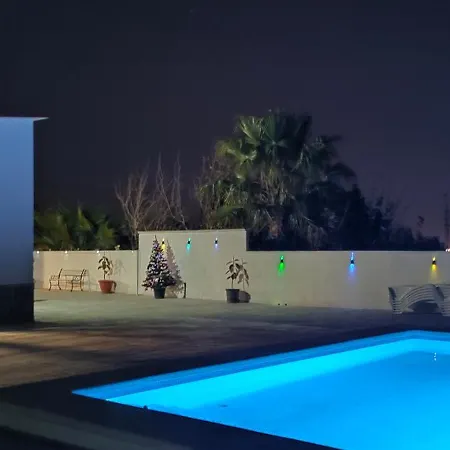 Con Piscina Climatizada Y Barbacoa A 10 Km De Alicante Y Playas, 3000 M2 De Terreno * Elche